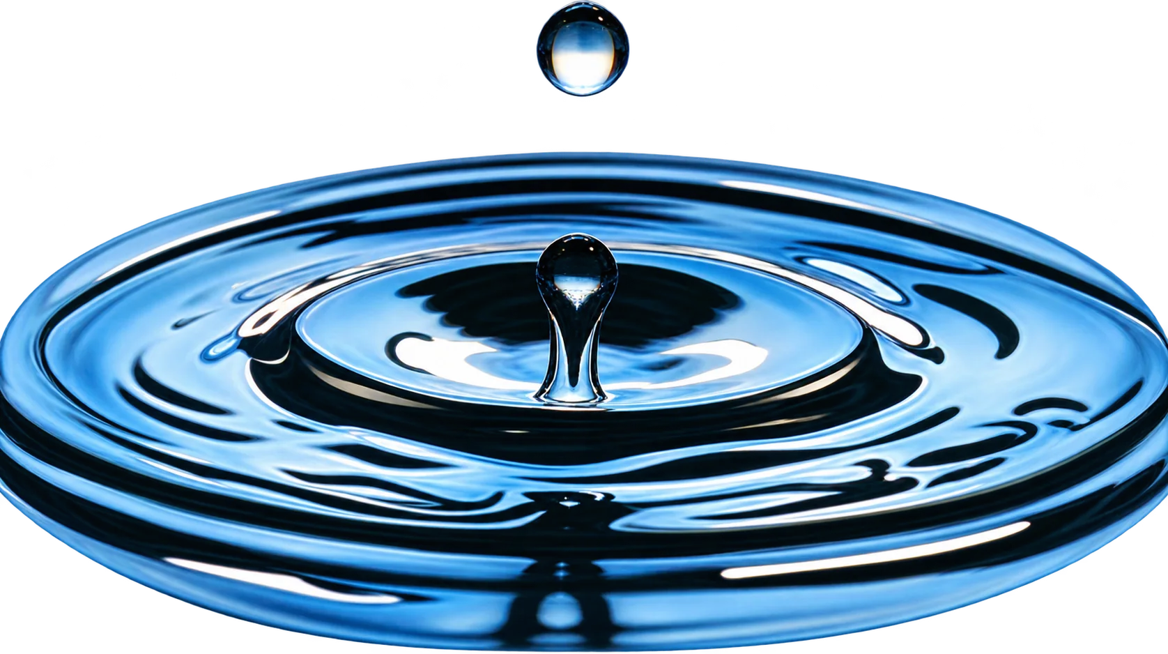 Gros plan sur une goutte d'eau qui tombe et forme des ondulations circulaires dans une eau bleue.