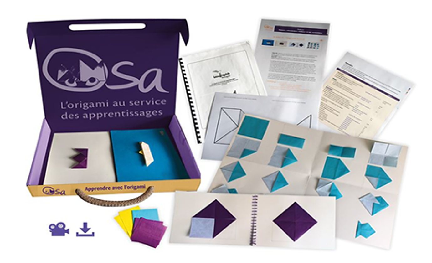 Une mallette violette Osa ouverte présente du matériel d'origami, des feuilles pliées bleues et violettes, des cahiers et des documents pédagogiques sur fond blanc.