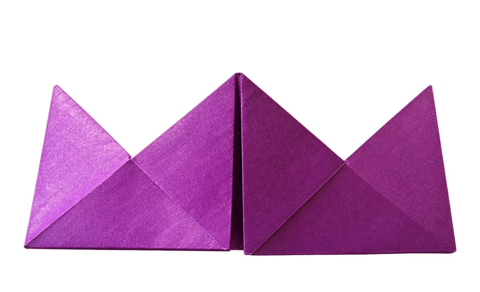 Deux modules d'origami en papier violet plié en triangles, posés côte à côte sur un fond blanc uni.